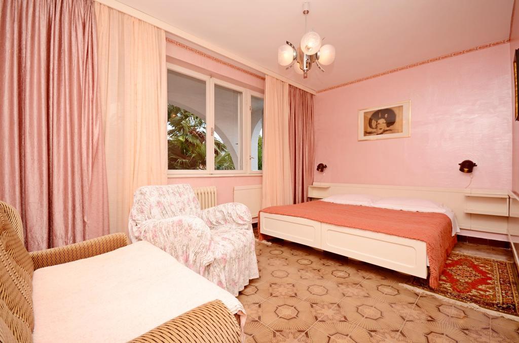 Apartments Dea Porec Bagian luar foto