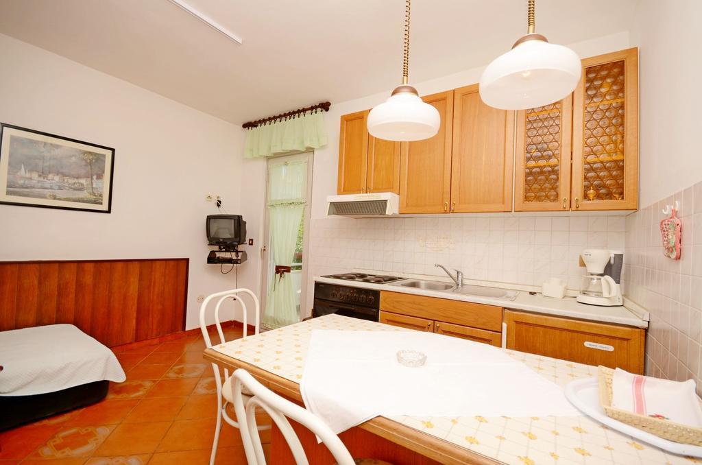Apartments Dea Porec Bagian luar foto