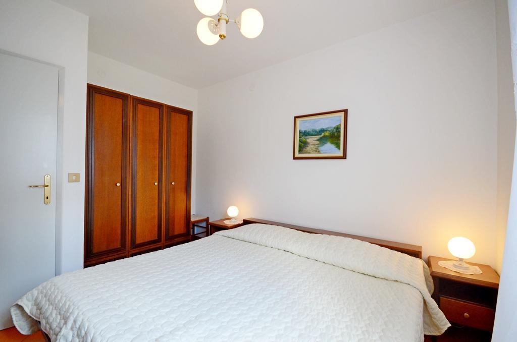 Apartments Dea Porec Bagian luar foto