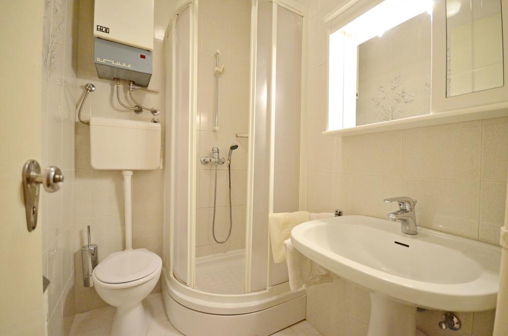 Apartments Dea Porec Bagian luar foto