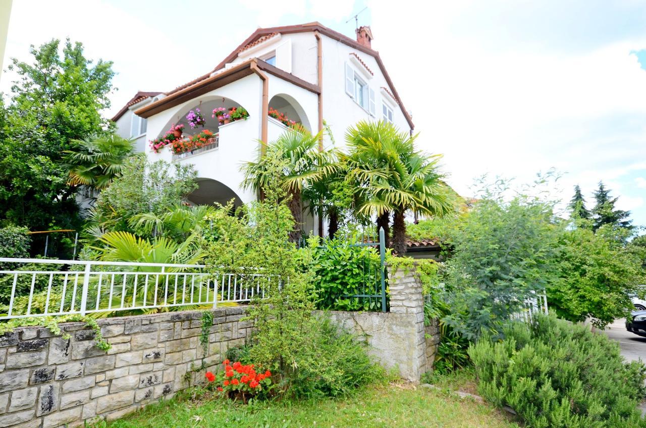 Apartments Dea Porec Bagian luar foto