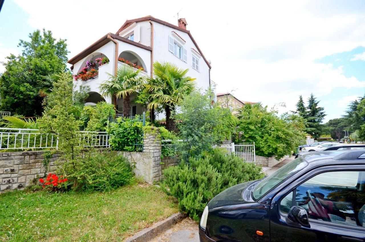 Apartments Dea Porec Bagian luar foto